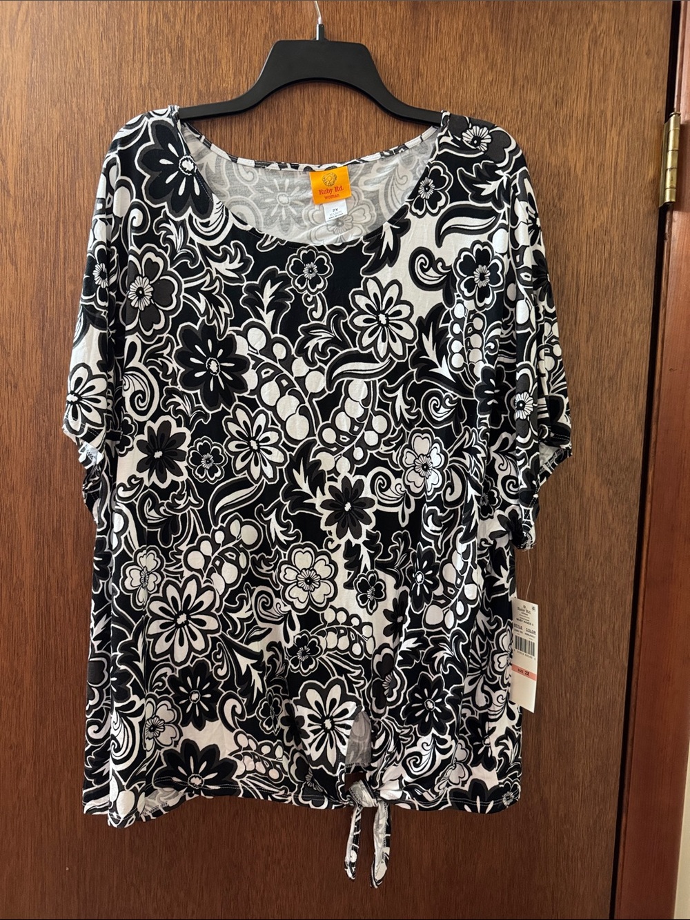 NWT Size 2X Ruby Rd Woman Black & White Floral Tie-Hem Top
